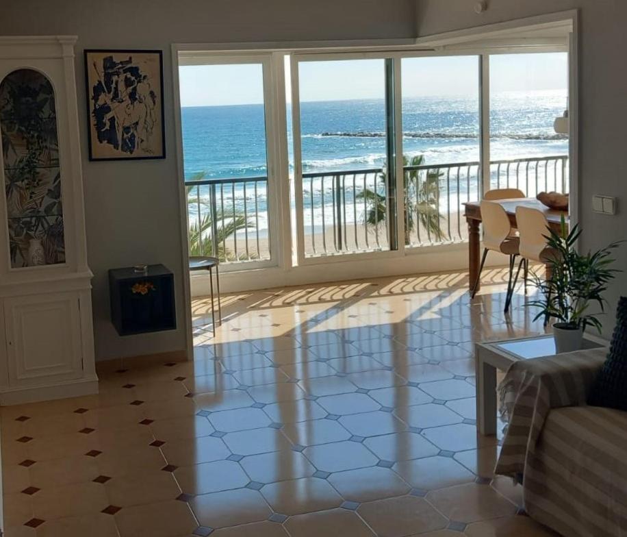 Firstline Beachview Apartment